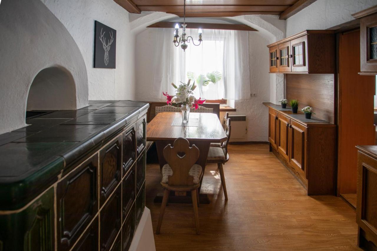Traditional Old Town Apartment Hall in Tirol Exterior foto