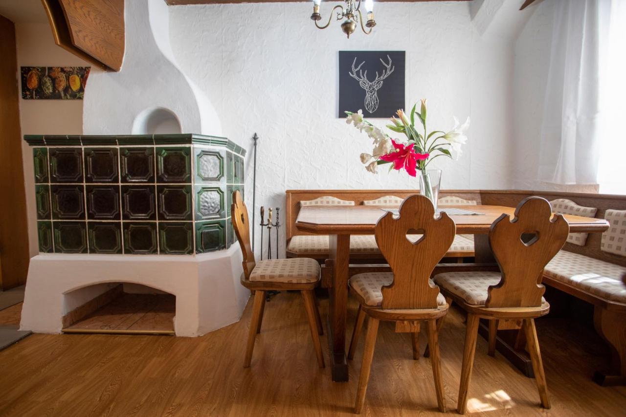 Traditional Old Town Apartment Hall in Tirol Exterior foto